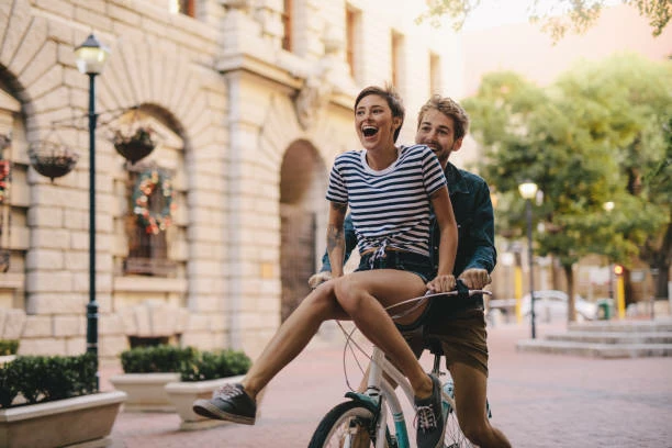 Kettenführung Verkäufe -Kettenführung Verkäufe Couple enjoying a bicycle ride in the city C